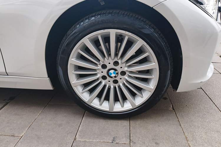 Used BMW 3 Series 2018 320Li xDrive Fashion Model Right Front Wheel Hub