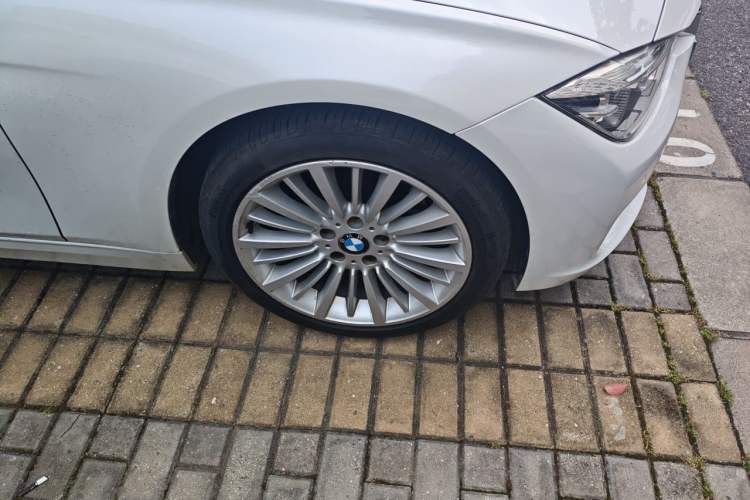 Used BMW 3 Series 2018 320Li Fashion Model Right Front Wheel Hub