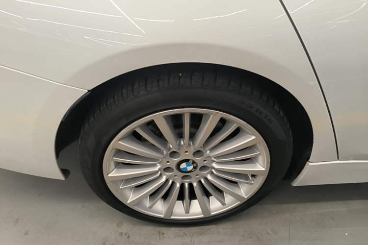 Used BMW 3 Series 2018 320Li Fashion Model Right Rear Wheel Hub