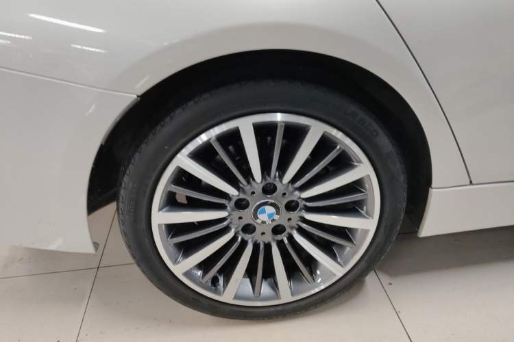 Used BMW 3 Series 2018 320Li Fashion Model Right Rear Wheel Hub