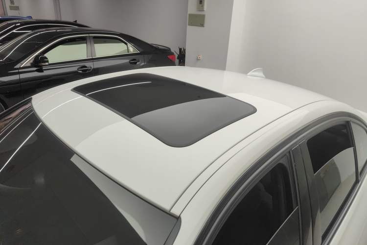 Used BMW 3 Series 2018 320i M Sport Package Roof