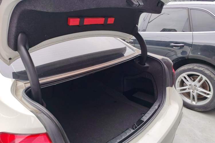 Used BMW 3 Series 2018 320i M Sport Package Trunk