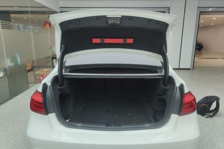 Used BMW 3 Series 2018 320i M Sport Package Trunk