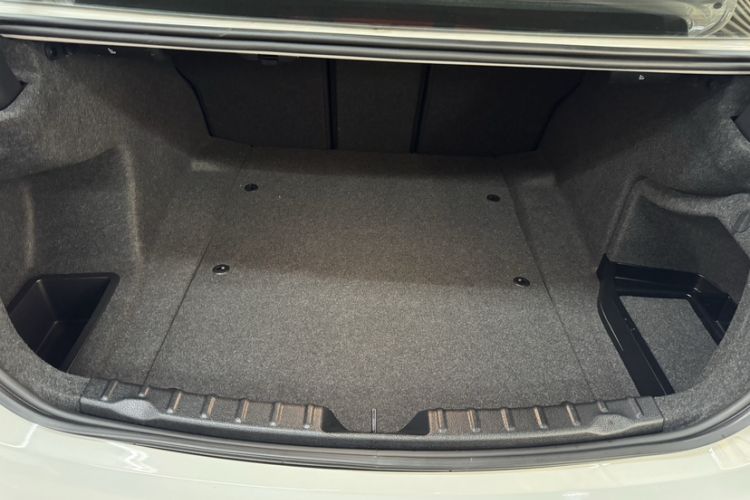 Used BMW 3 Series 2018 320i M Sport Package Trunk