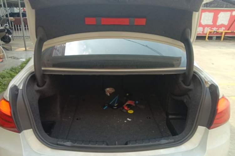 Used BMW 3 Series 2018 320Li Fashion Model Trunk
