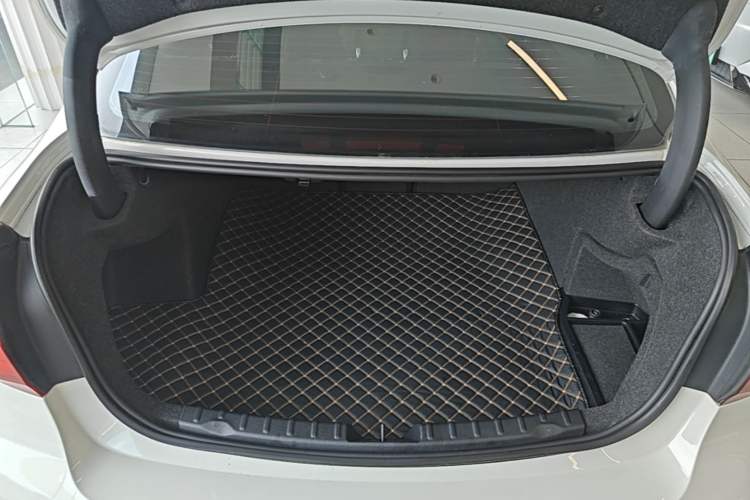 Used BMW 3 Series 2018 320i M Sport Package Trunk