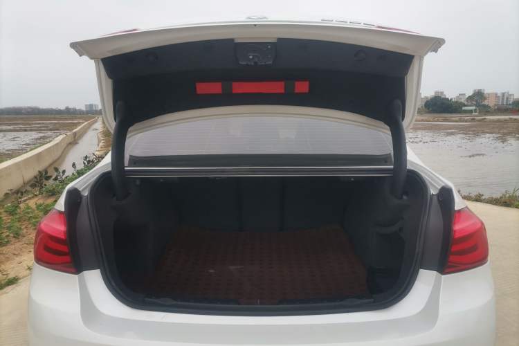 Used BMW 3 Series 2018 320Li Fashion Model Trunk