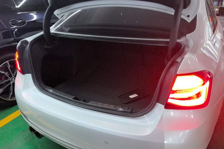 Used BMW 3 Series 2018 320Li Fashion Model Trunk