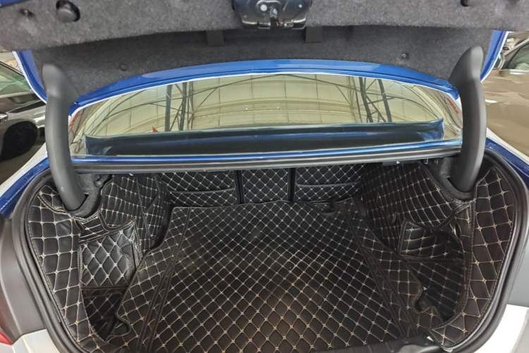 Used BMW 3 Series 2018 320i M Sport Package Trunk