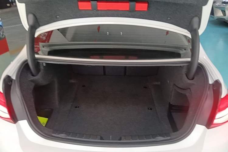 Used BMW 3 Series 2018 320Li Fashion Model Trunk