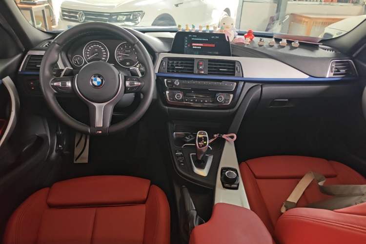 Used BMW 3 Series 2019 320i M Sport Package Center Console