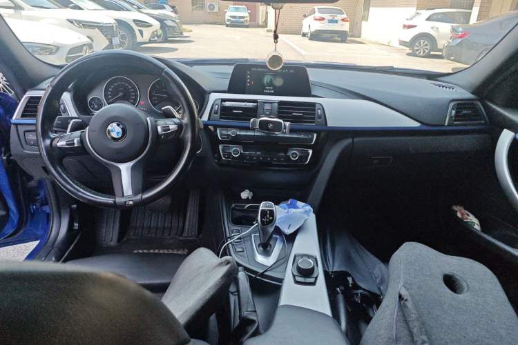 Used BMW 3 Series 2019 320i M Sport Package Center Console
