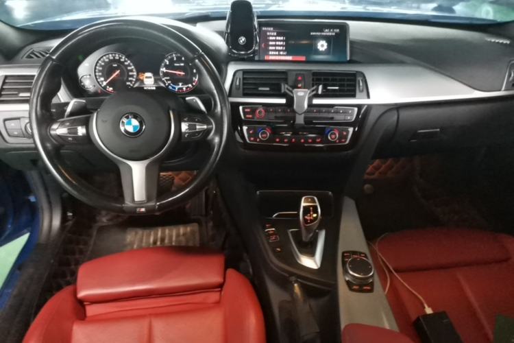 Used BMW 3 Series 2019 320i M Sport Night Edition Center Console