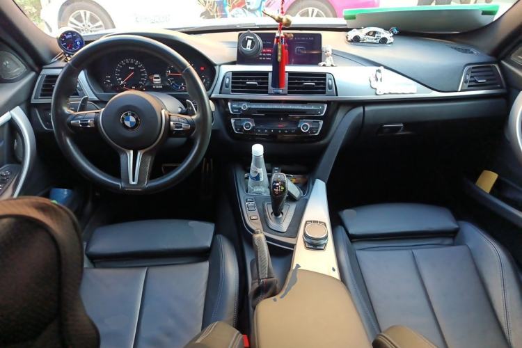 Used BMW 3 Series 2019 320i M Sport Night Edition Center Console