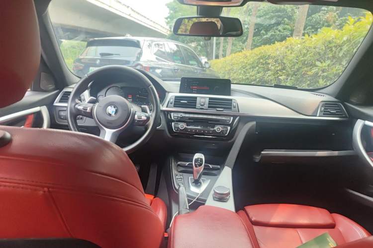 Used BMW 3 Series 2019 320i M Sport Night Edition Center Console