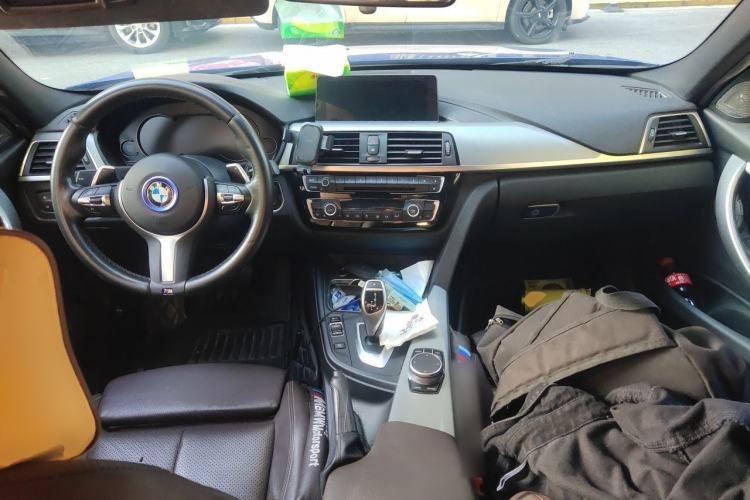 Used BMW 3 Series 2019 320i M Sport Night Edition Center Console