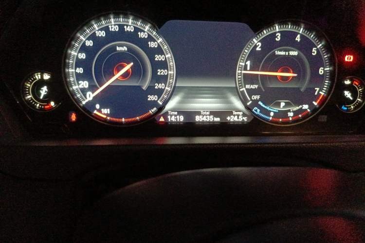 Used BMW 3 Series 2019 320i M Sport Night Edition Odometer Close Up