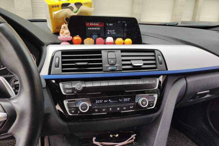 Used BMW 3 Series 2019 320i M Sport Package Audio And AC Panel