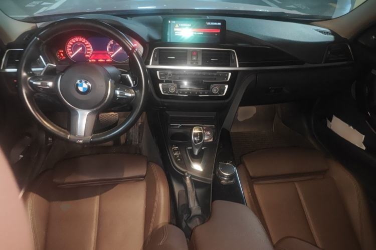 Used BMW 3 Series 2019 320i M Sport Night Edition Center Console