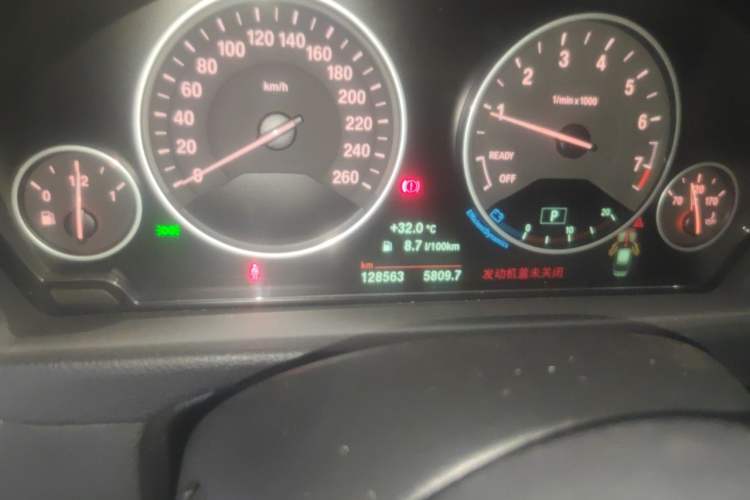 Used BMW 3 Series 2019 320Li Fashion Model Odometer Close Up