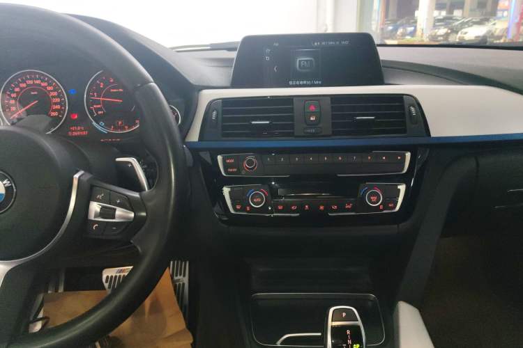 Used BMW 3 Series 2019 320i M Sport Package Audio And AC Panel