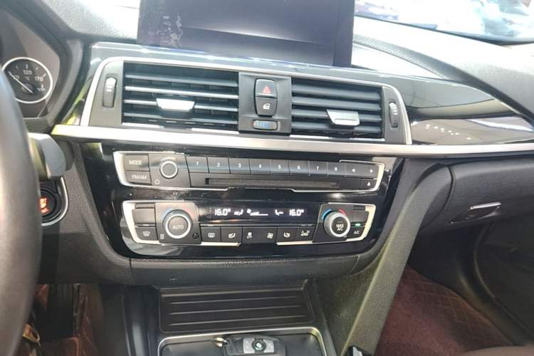 Used BMW 3 Series 2019 320Li Fashion Model Audio And AC Panel