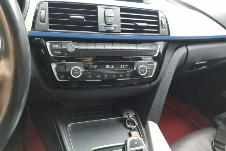 Used BMW 3 Series 2019 320i M Sport Package Audio And AC Panel