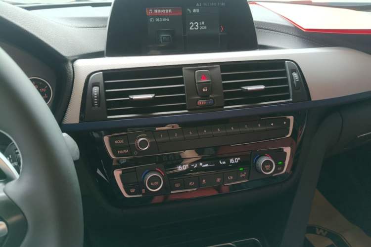 Used BMW 3 Series 2019 320i M Sport Package Audio And AC Panel