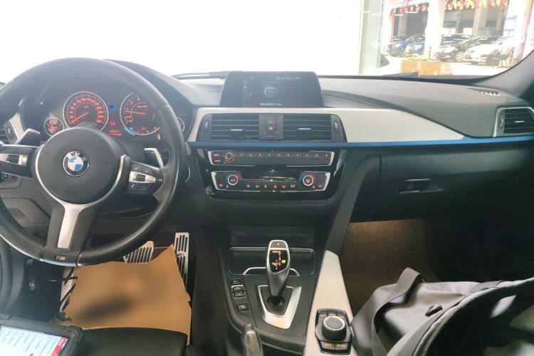 Used BMW 3 Series 2019 320i M Sport Package Center Console
