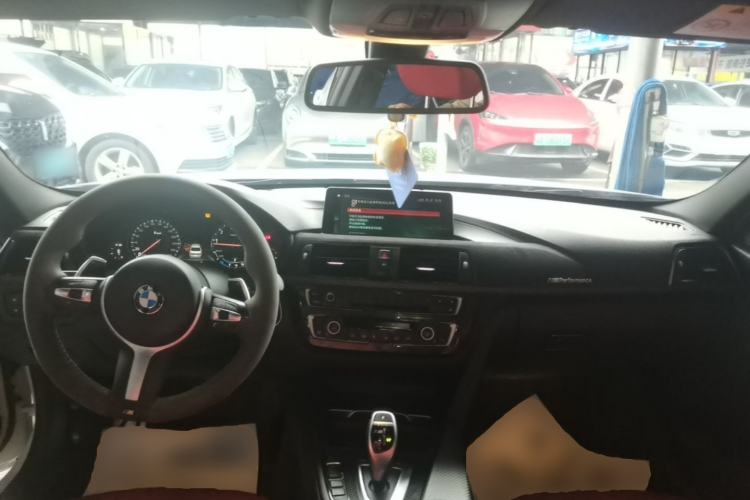 Used BMW 3 Series 2019 320i M Sport Night Edition Center Console