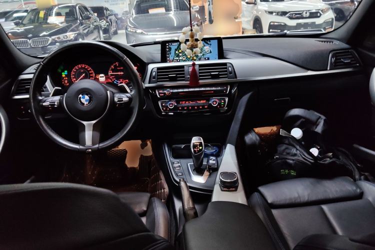 Used BMW 3 Series 2019 320i M Sport Night Edition Center Console