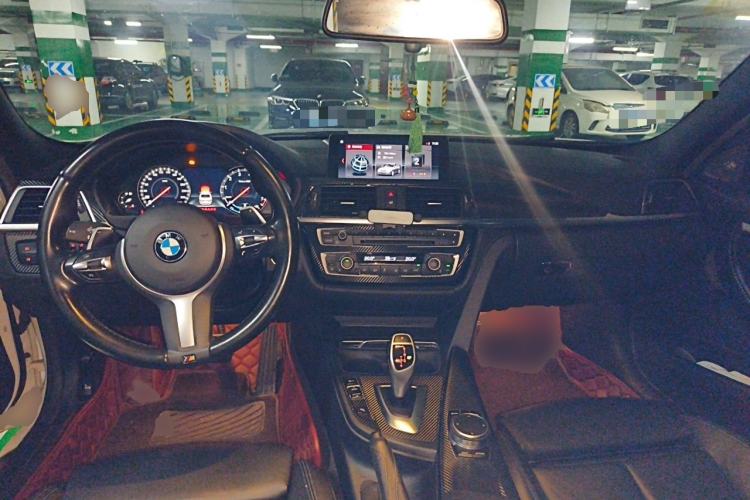 Used BMW 3 Series 2019 320i M Sport Night Edition Center Console