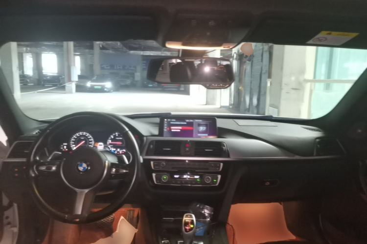 Used BMW 3 Series 2019 320i M Sport Night Edition Center Console