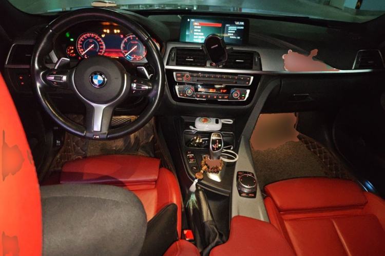 Used BMW 3 Series 2019 320i M Sport Night Edition Center Console