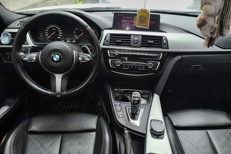 Used BMW 3 Series 2019 320i M Sport Night Edition Center Console