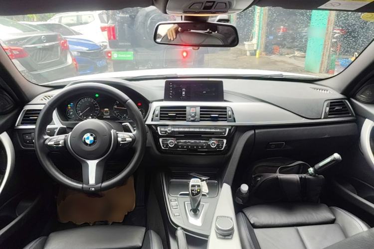 Used BMW 3 Series 2019 320i M Sport Night Edition Center Console