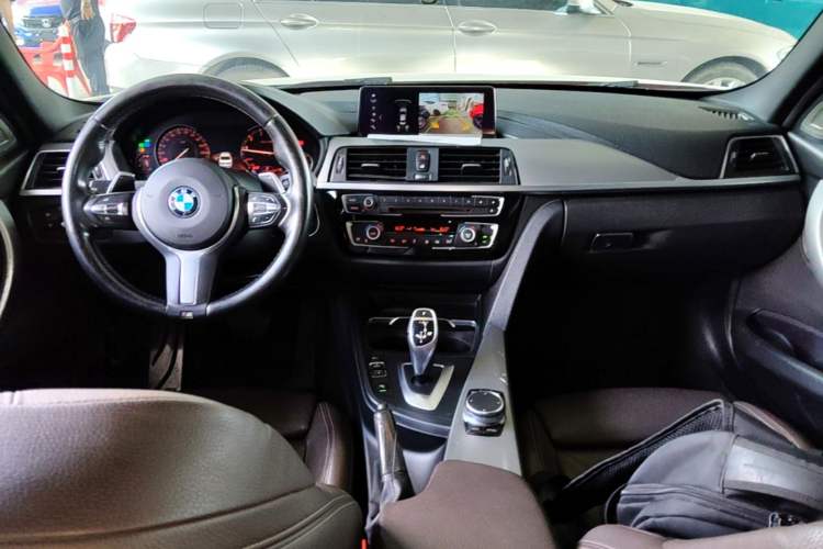 Used BMW 3 Series 2019 320i M Sport Night Edition Center Console