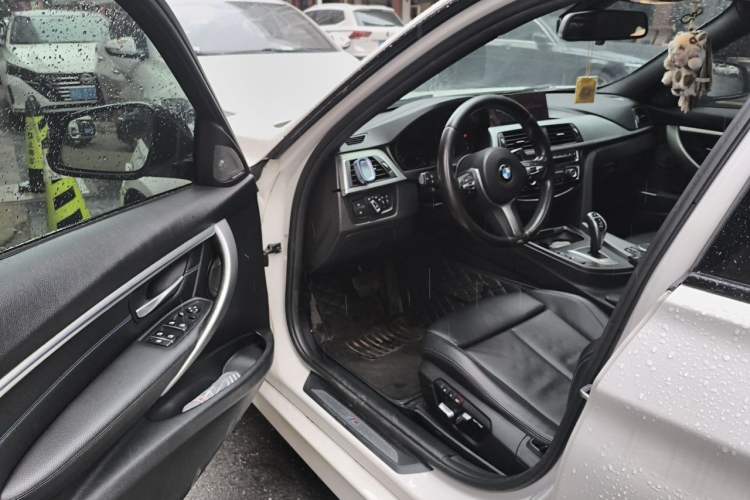 Used BMW 3 Series 2019 320i M Sport Night Edition Driver Seat