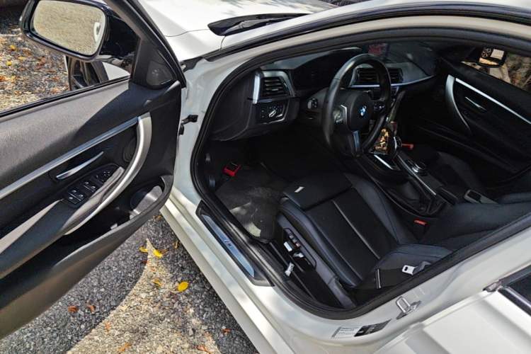 Used BMW 3 Series 2019 320i M Sport Night Edition Driver Seat