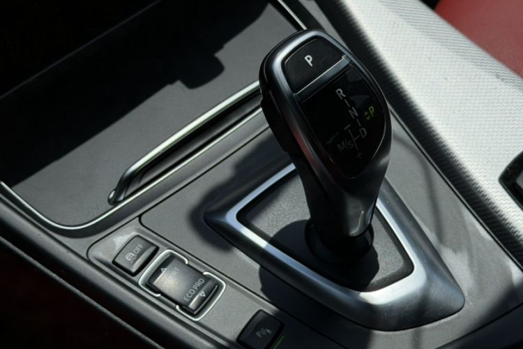 Used BMW 3 Series 2019 320i M Sport Package Interior 4