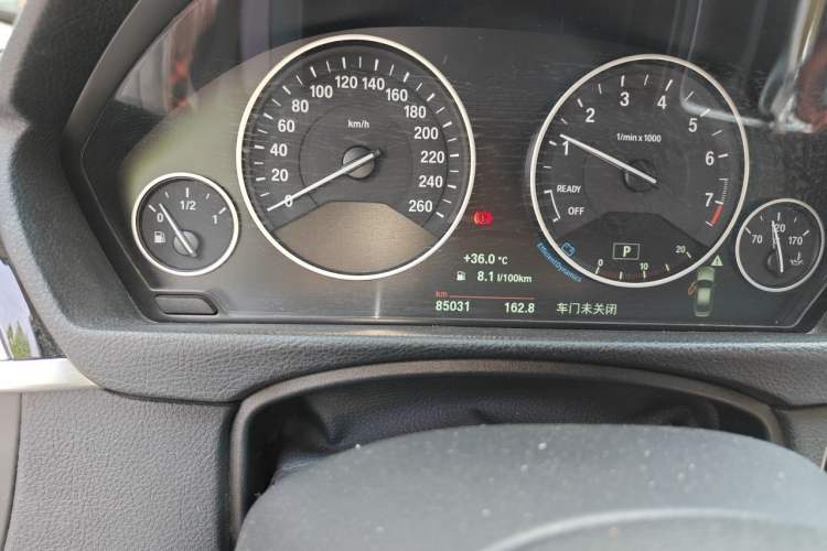 Used BMW 3 Series 2019 320Li Fashion Model Odometer Close Up