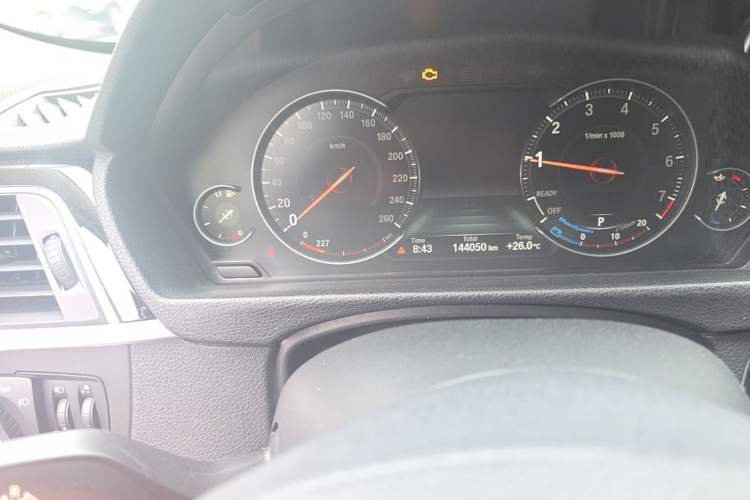 Used BMW 3 Series 2019 320Li Fashion Model Odometer Close Up