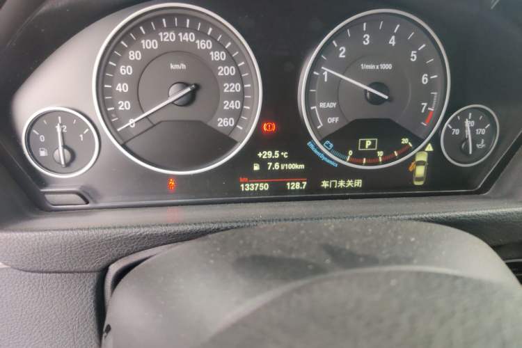 Used BMW 3 Series 2019 320Li Fashion Model Odometer Close Up