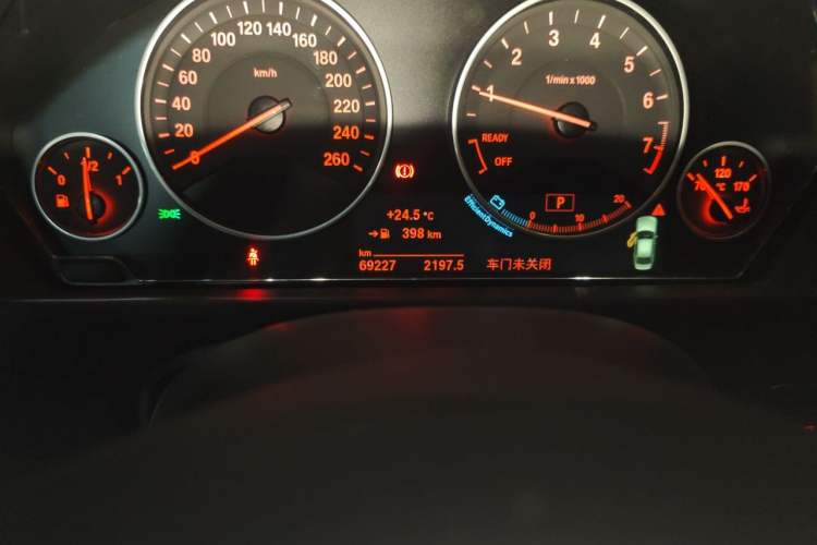 Used BMW 3 Series 2019 320Li Fashion Model Odometer Close Up