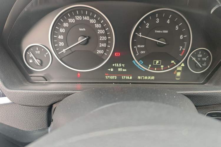 Used BMW 3 Series 2019 320Li Fashion Model Odometer Close Up