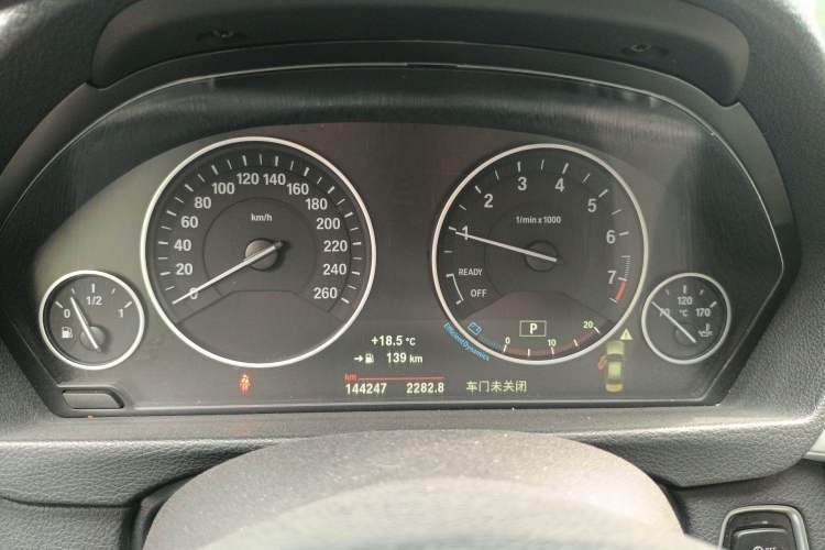 Used BMW 3 Series 2019 320Li Fashion Model Odometer Close Up