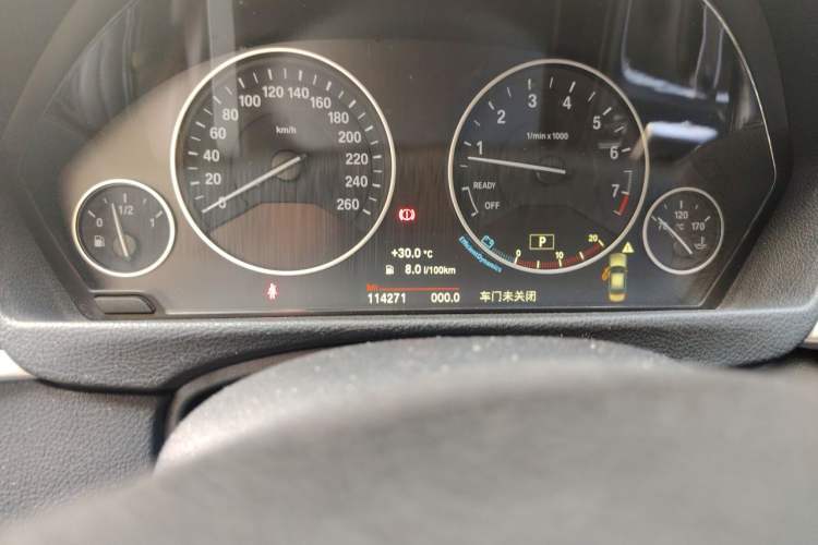 Used BMW 3 Series 2019 320Li Fashion Model Odometer Close Up