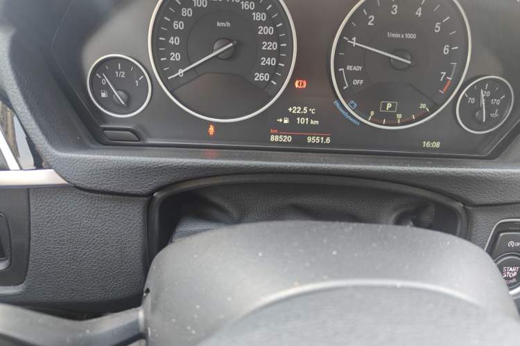 Used BMW 3 Series 2019 320Li Fashion Model Odometer Close Up