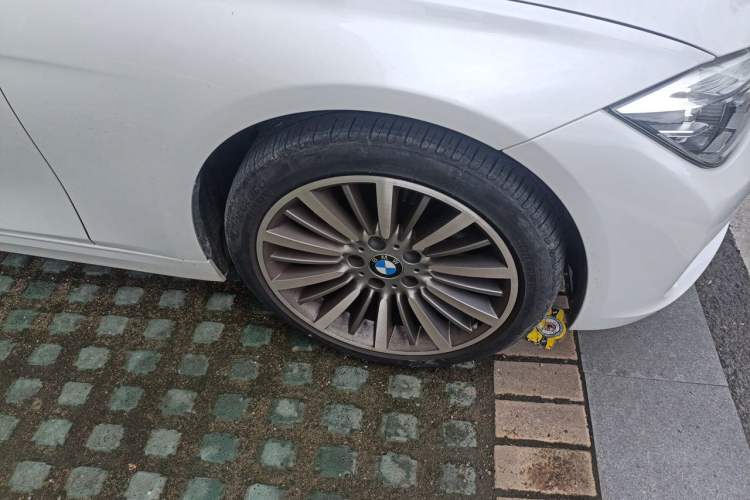 Used BMW 3 Series 2019 320Li Fashion Model Right Front Wheel Hub