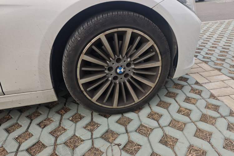 Used BMW 3 Series 2019 320Li Fashion Model Right Front Wheel Hub
